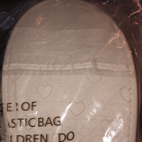 ⬇️🎉 SALE! BNWTIP Muk Luks Cream Slippers SIZES M & L only sizes left! - Picture 5 of 6